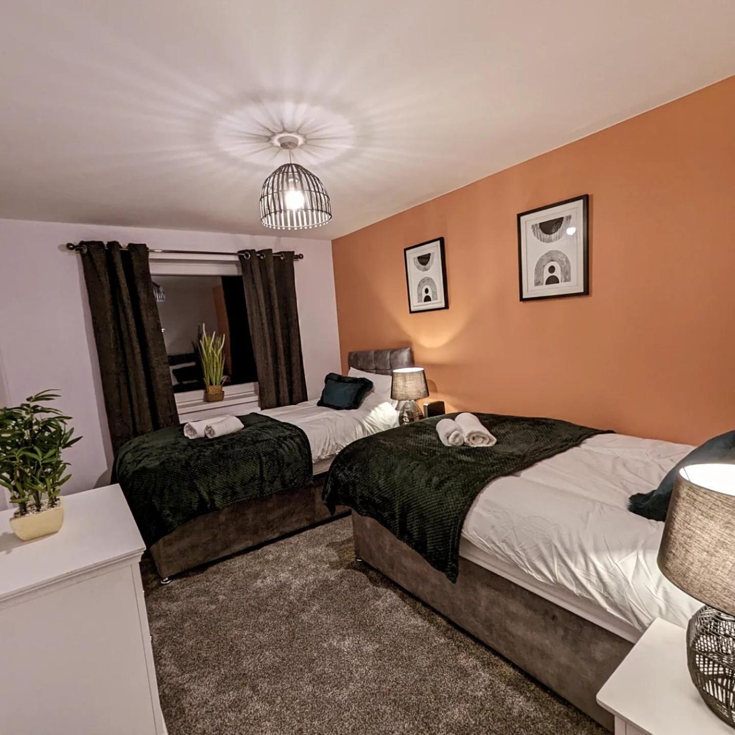 6 Guests * 4 Bedroom * Free Wi-Fi *헌팅던 외부 사진