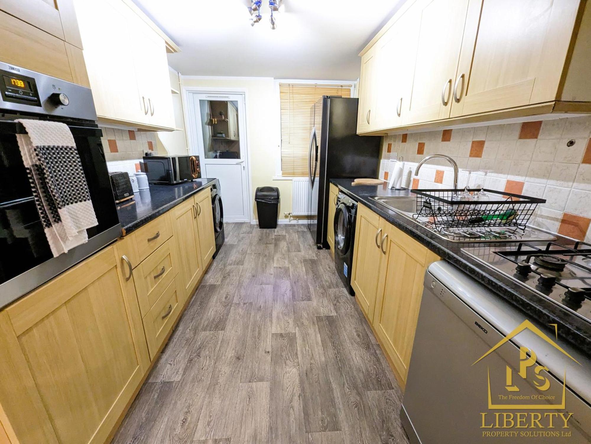 6 Guests * 4 Bedroom * Free Wi-Fi *헌팅던 외부 사진
