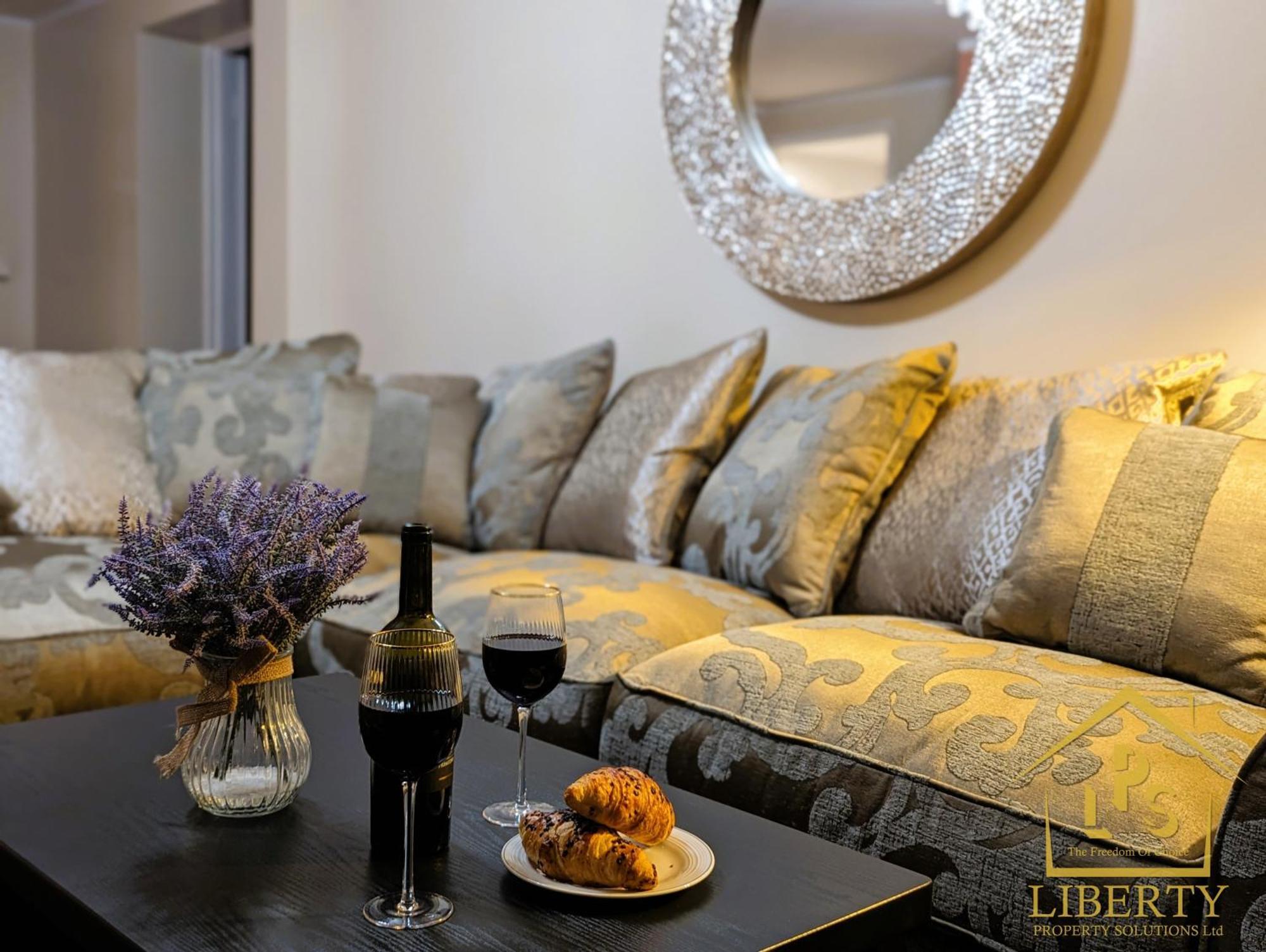 6 Guests * 4 Bedroom * Free Wi-Fi *헌팅던 외부 사진