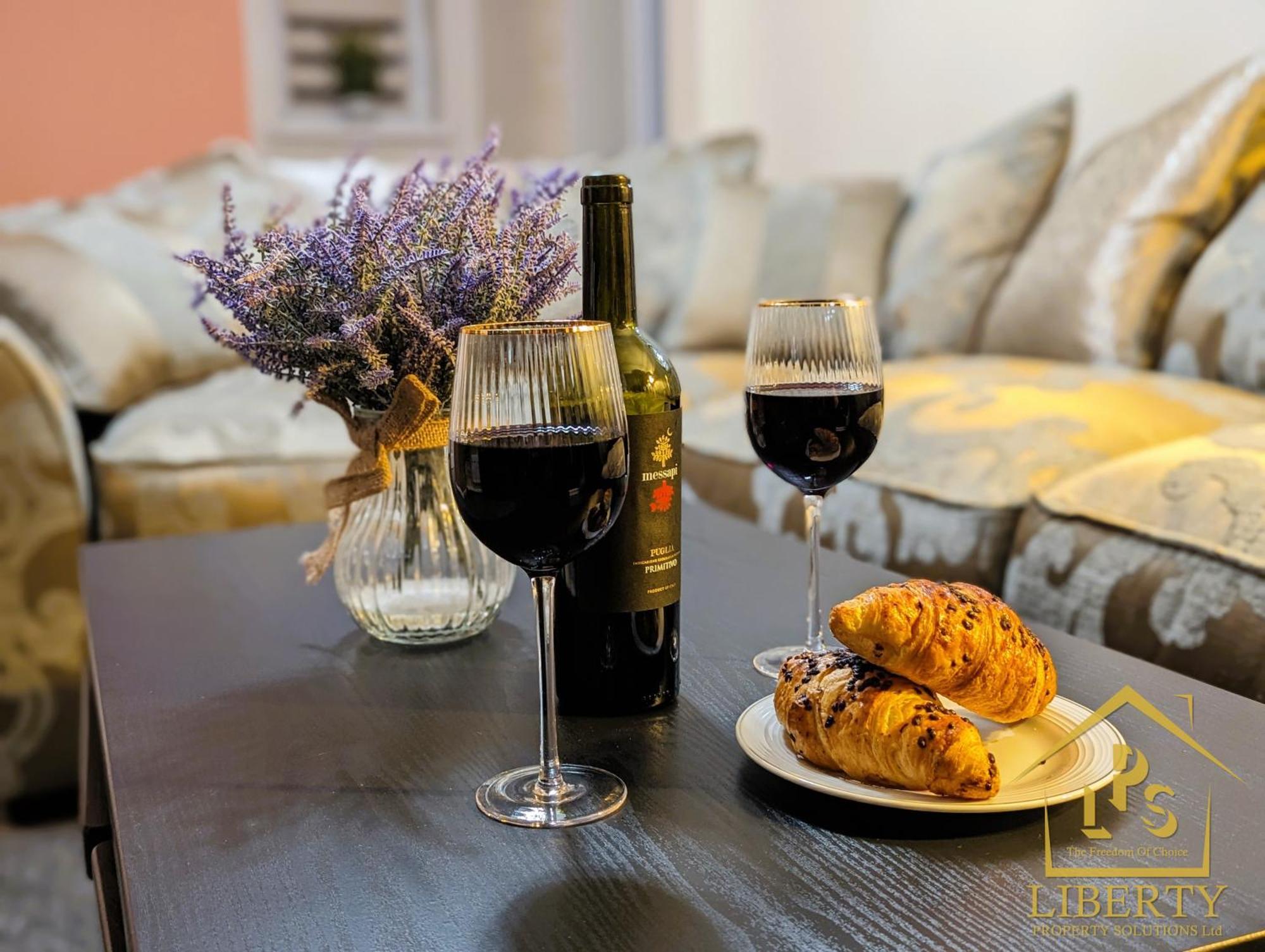 6 Guests * 4 Bedroom * Free Wi-Fi *헌팅던 외부 사진