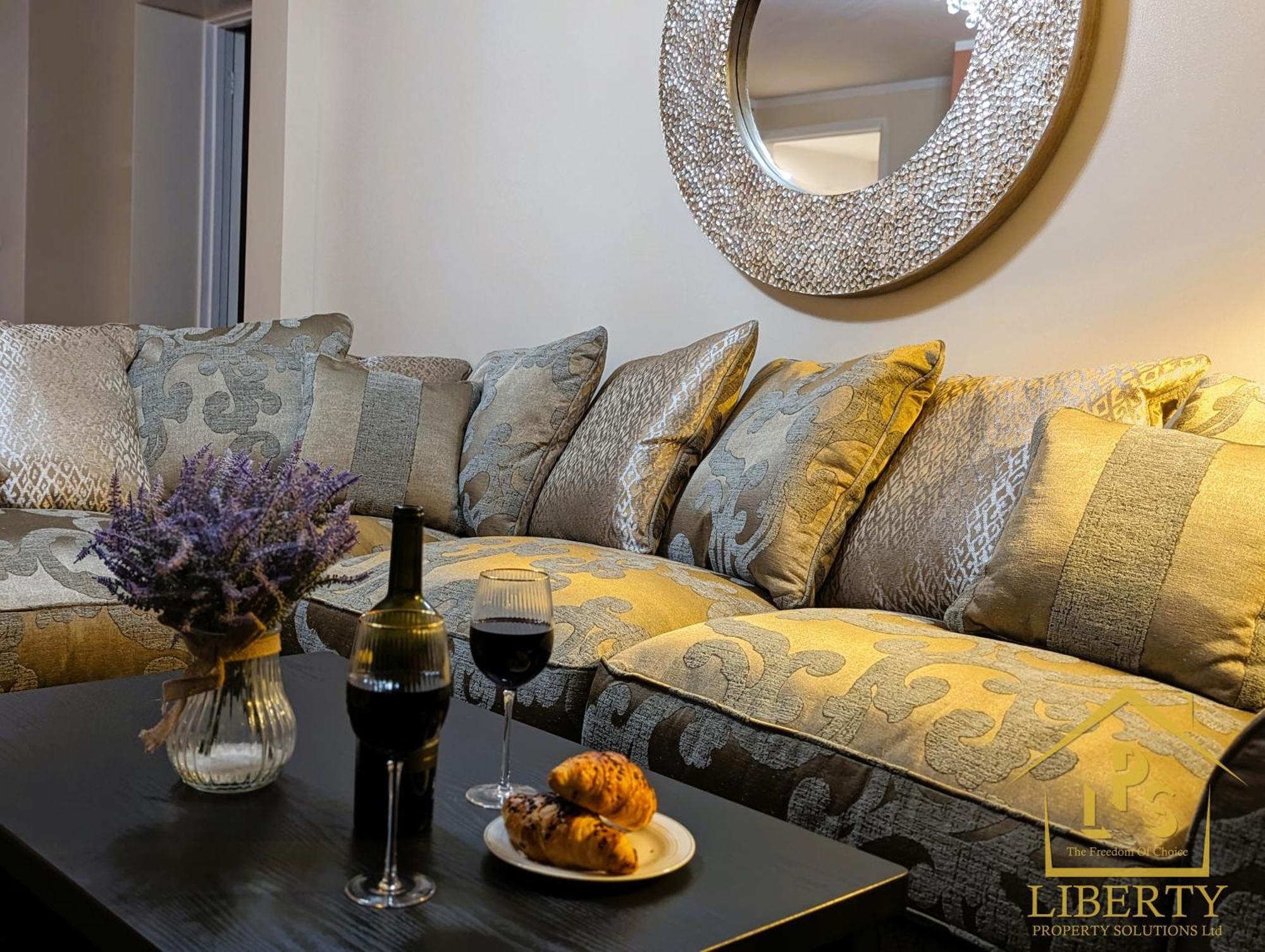 6 Guests * 4 Bedroom * Free Wi-Fi *헌팅던 외부 사진