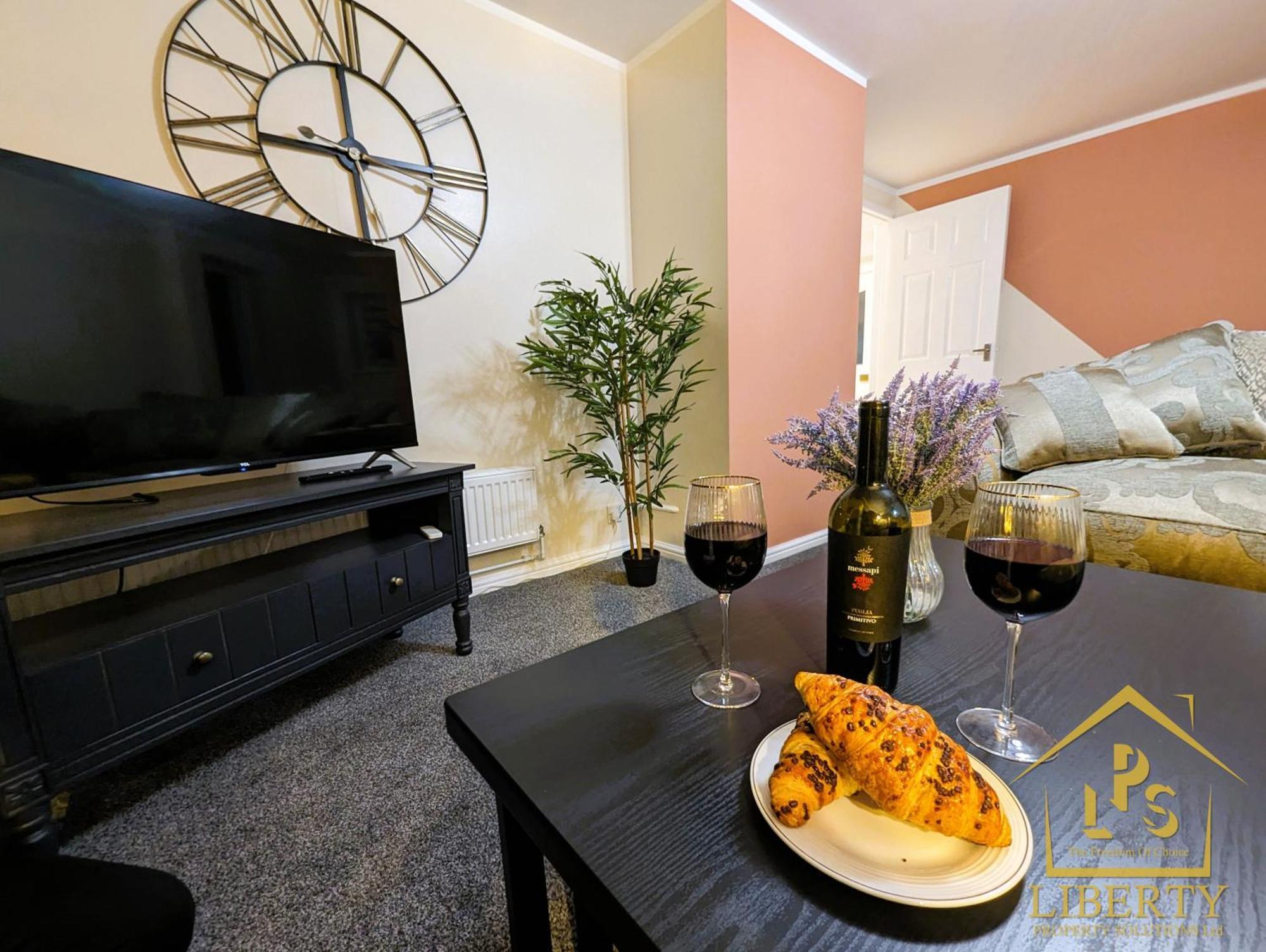 6 Guests * 4 Bedroom * Free Wi-Fi *헌팅던 외부 사진