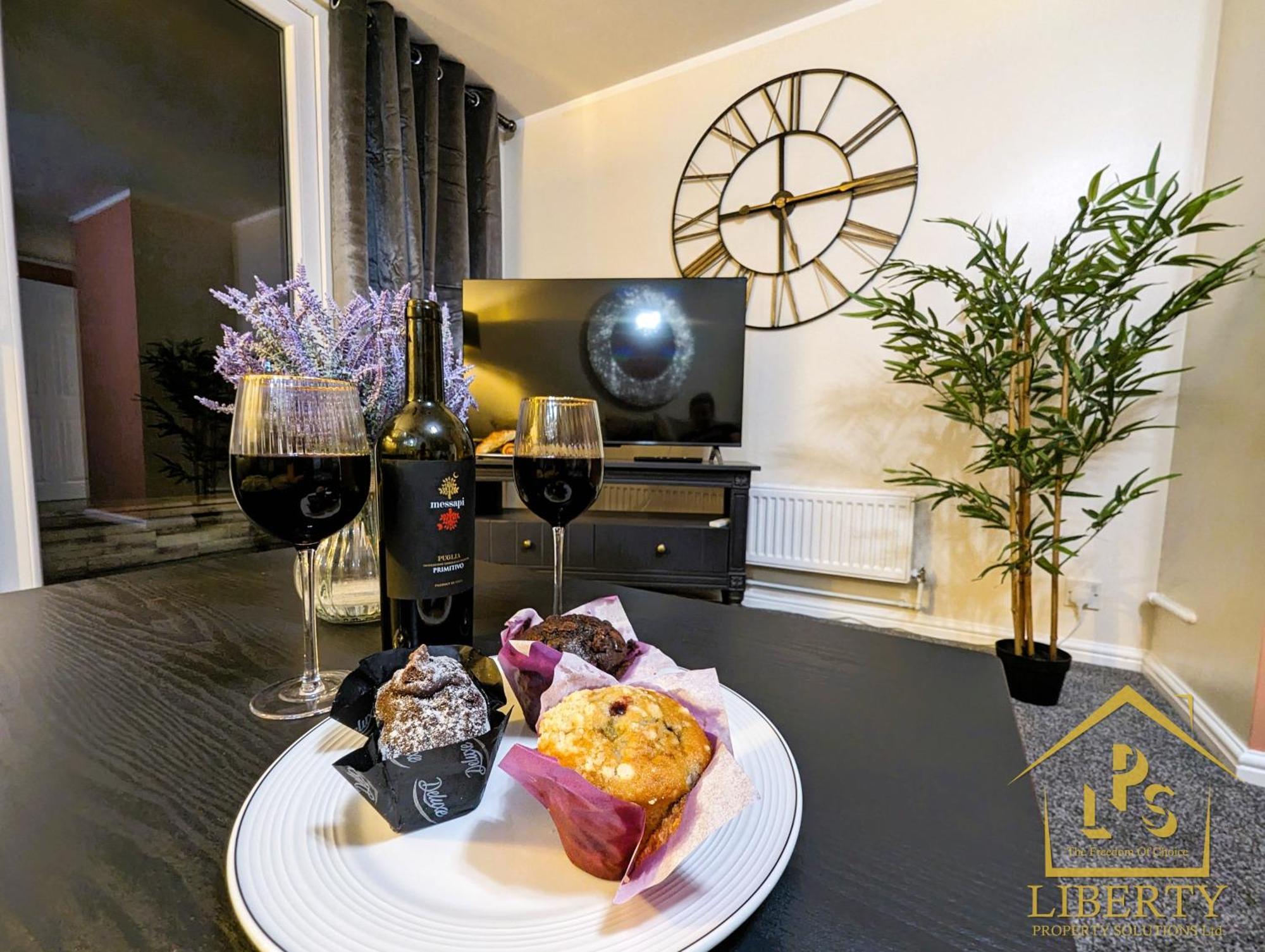 6 Guests * 4 Bedroom * Free Wi-Fi *헌팅던 외부 사진