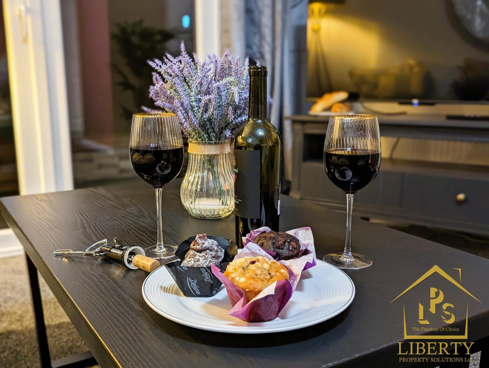 6 Guests * 4 Bedroom * Free Wi-Fi *헌팅던 외부 사진