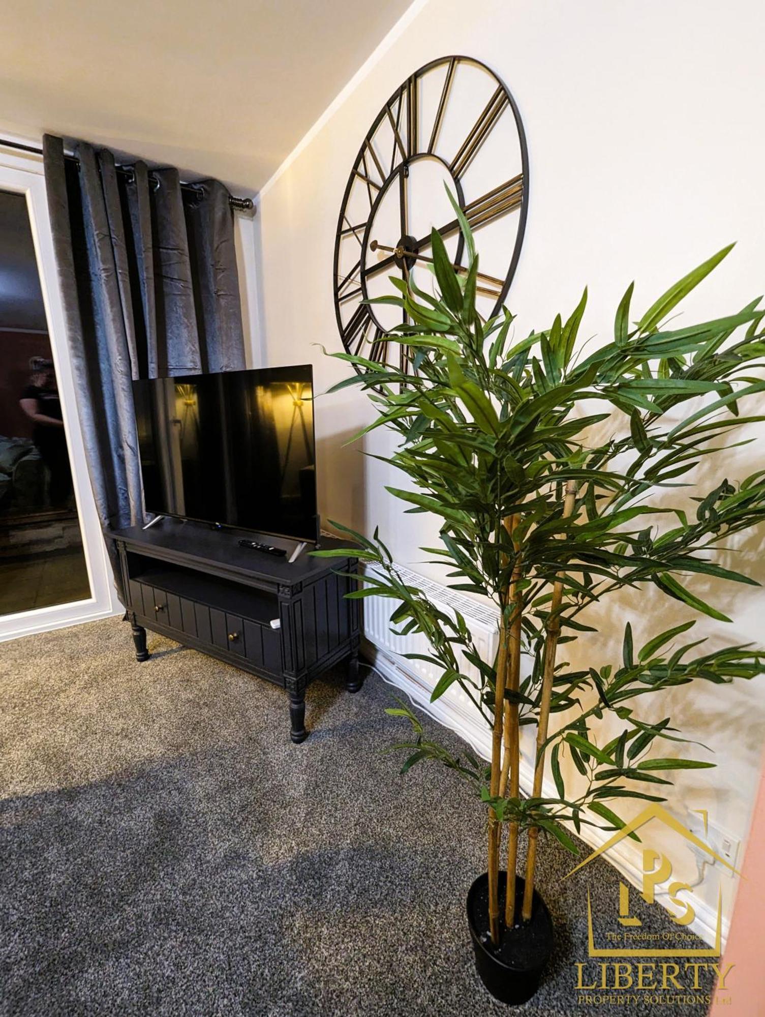 6 Guests * 4 Bedroom * Free Wi-Fi *헌팅던 외부 사진