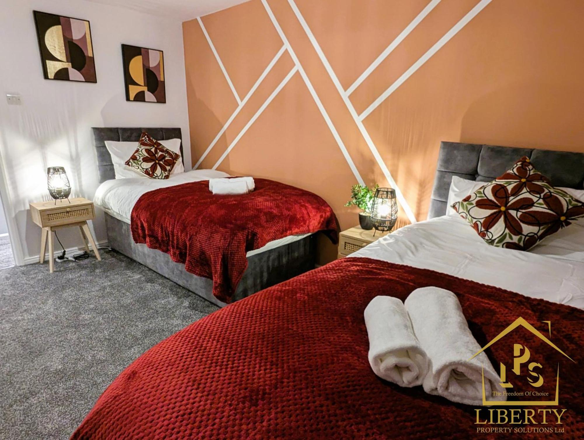 6 Guests * 4 Bedroom * Free Wi-Fi *헌팅던 외부 사진
