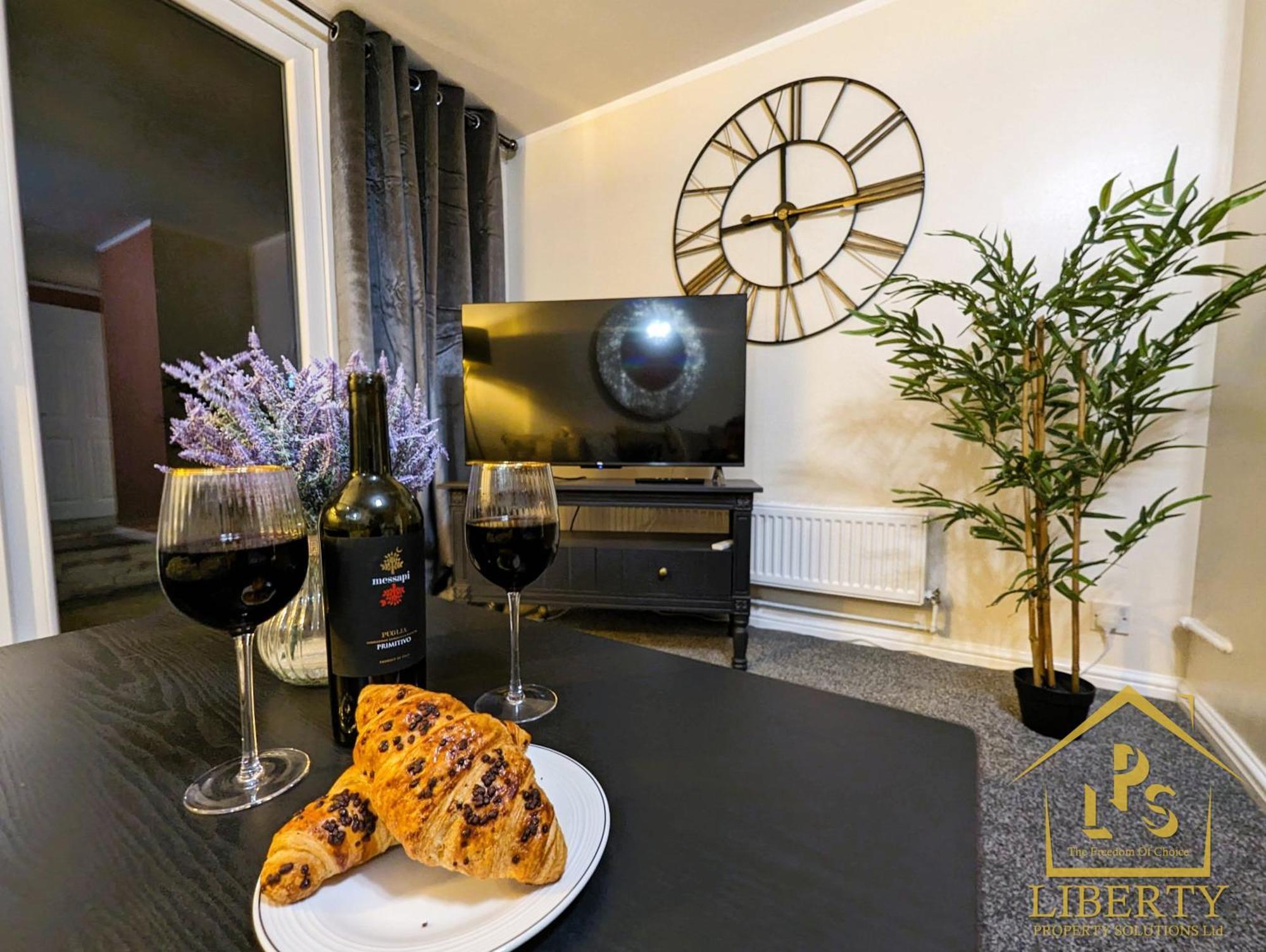6 Guests * 4 Bedroom * Free Wi-Fi *헌팅던 외부 사진