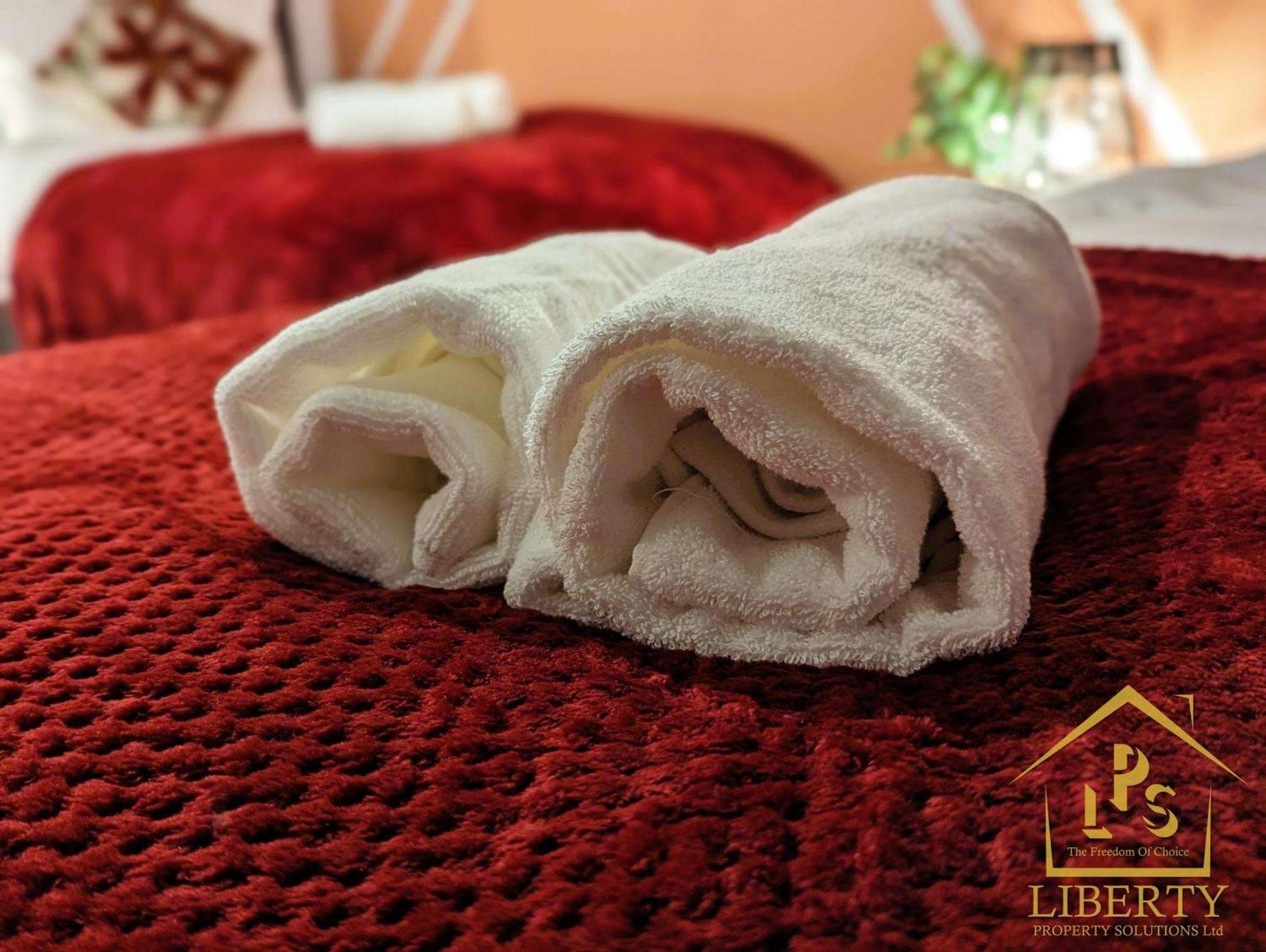 6 Guests * 4 Bedroom * Free Wi-Fi *헌팅던 외부 사진