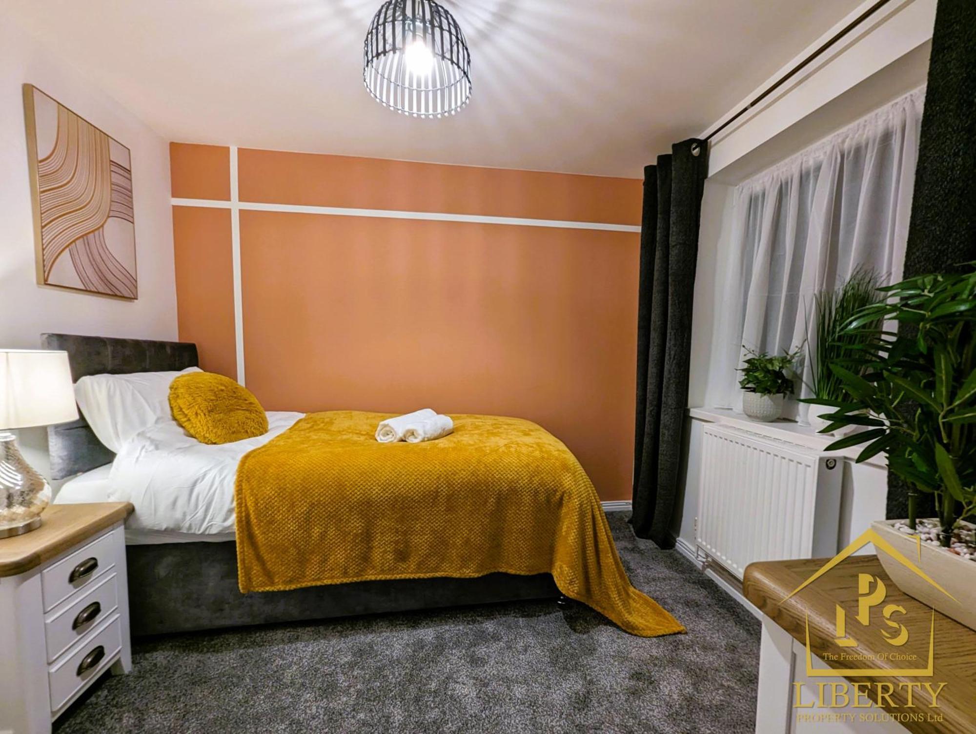 6 Guests * 4 Bedroom * Free Wi-Fi *헌팅던 외부 사진