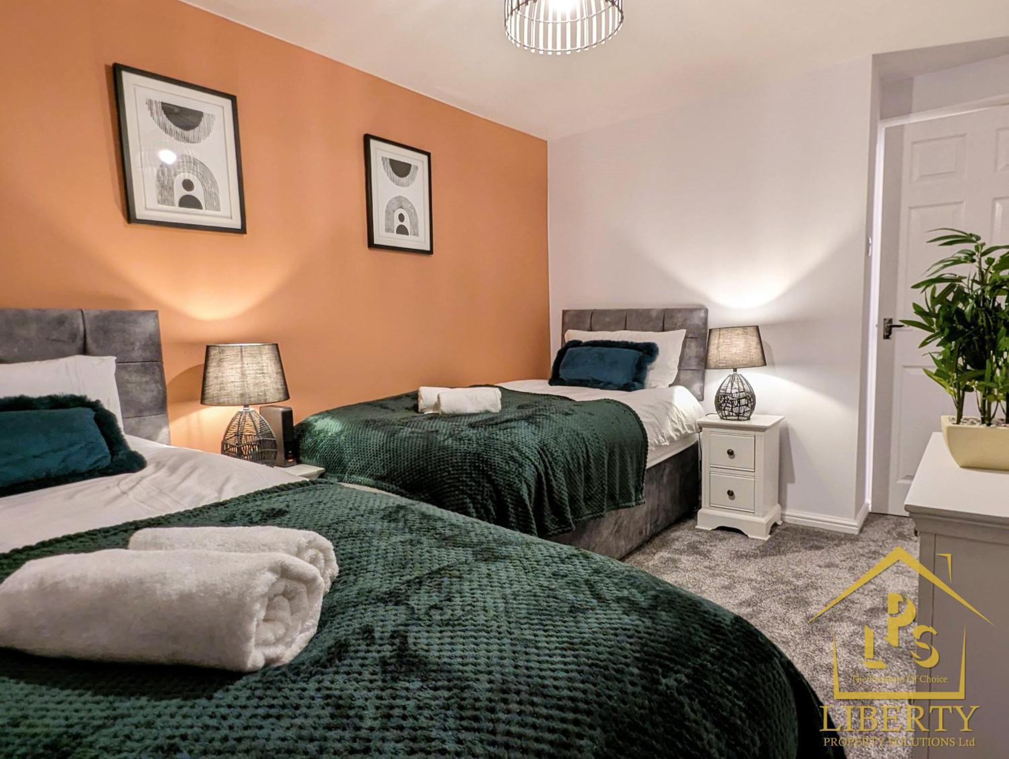 6 Guests * 4 Bedroom * Free Wi-Fi *헌팅던 외부 사진