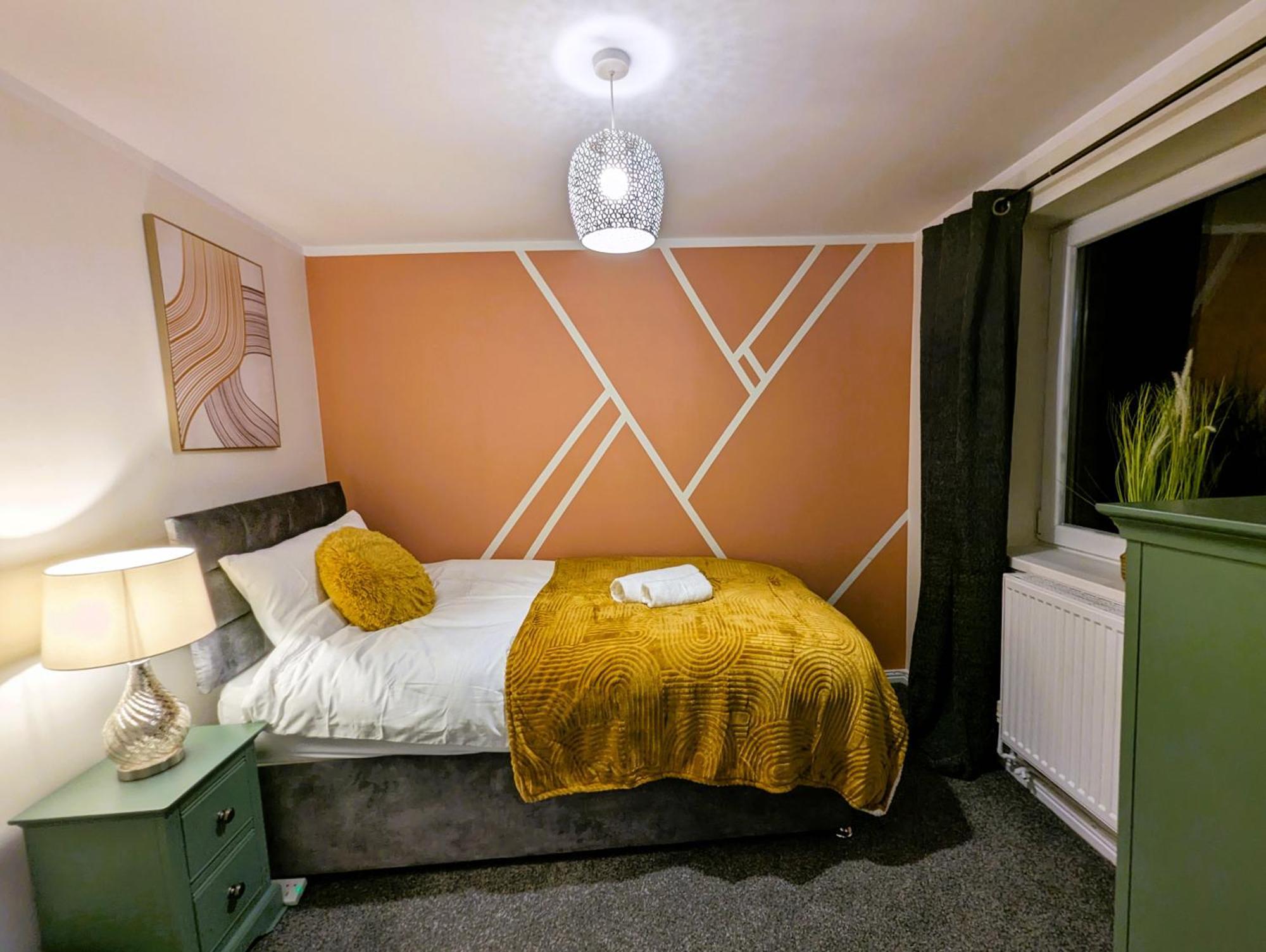 6 Guests * 4 Bedroom * Free Wi-Fi *헌팅던 외부 사진