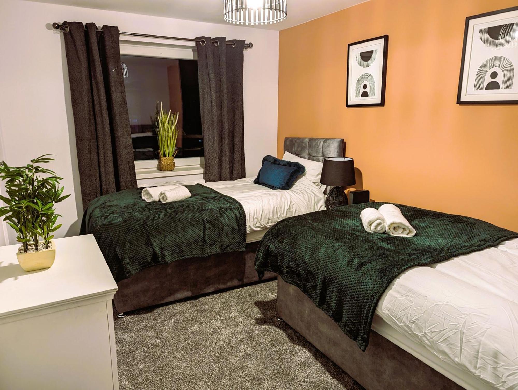 6 Guests * 4 Bedroom * Free Wi-Fi *헌팅던 외부 사진
