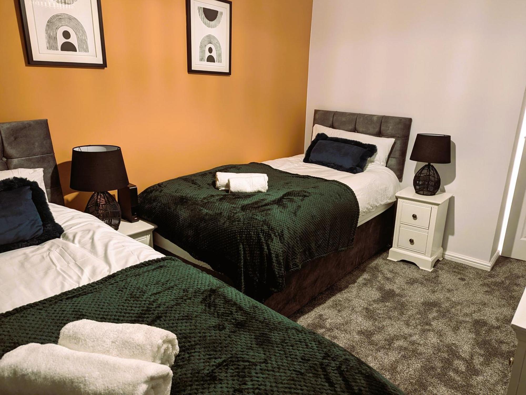 6 Guests * 4 Bedroom * Free Wi-Fi *헌팅던 외부 사진