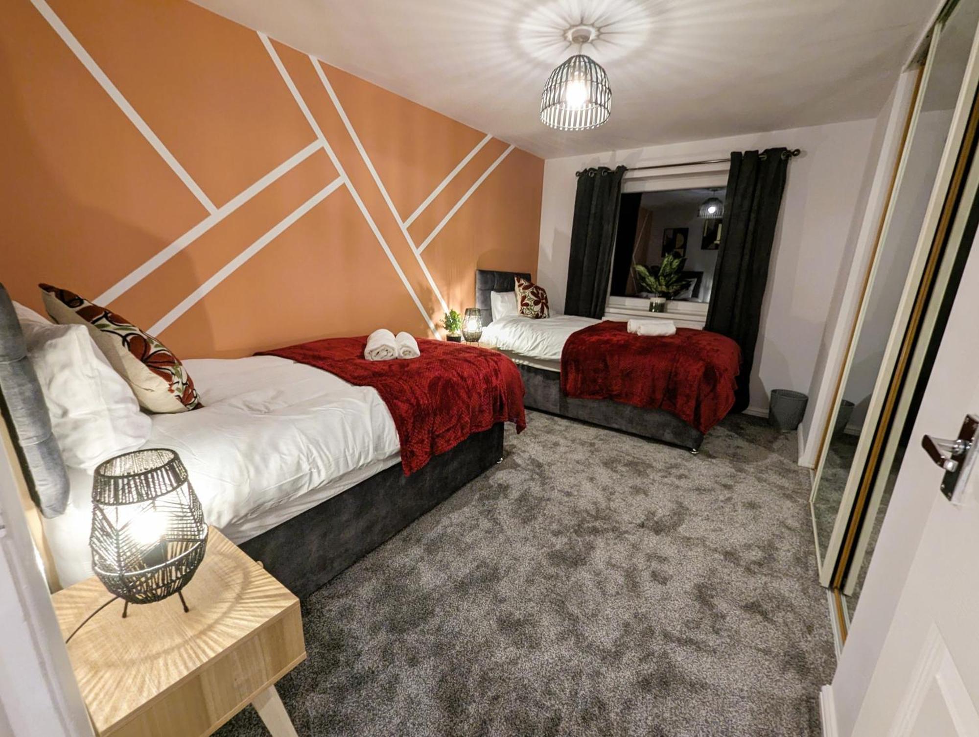 6 Guests * 4 Bedroom * Free Wi-Fi *헌팅던 외부 사진